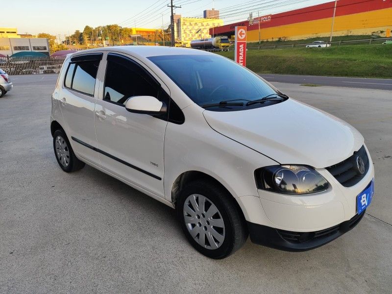 VOLKSWAGEN FOX 1.0 MI ROUTE 8V 2009/2009 HUBNER MULTIMARCAS FARROUPILHA / Carros no Vale