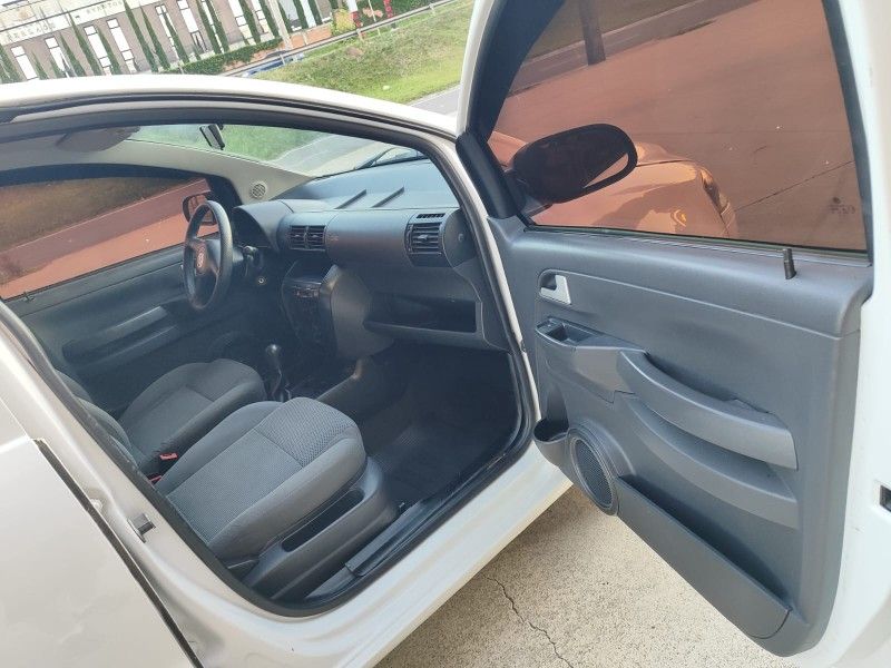 VOLKSWAGEN FOX 1.0 MI ROUTE 8V 2009/2009 HUBNER MULTIMARCAS FARROUPILHA / Carros no Vale