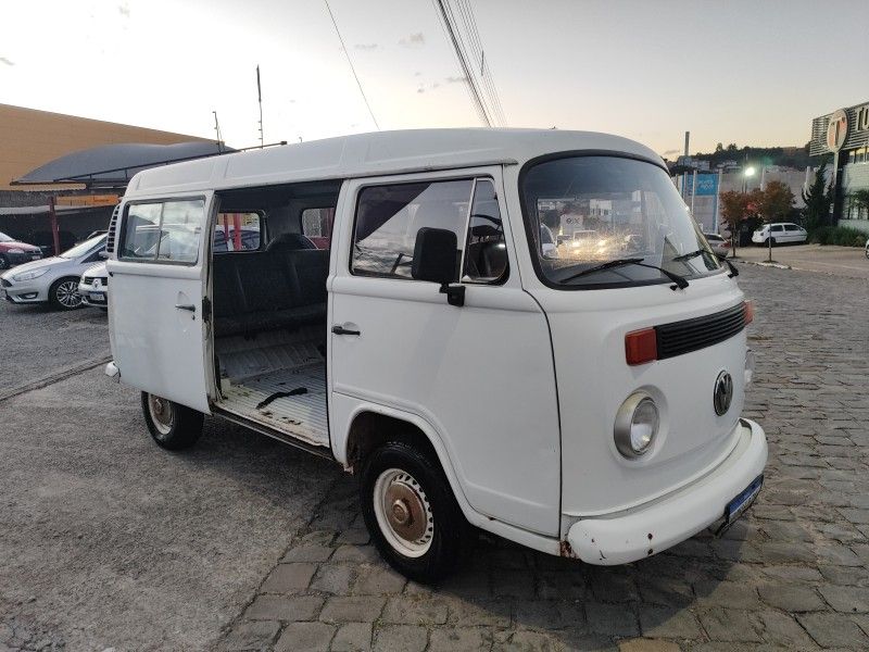 VOLKSWAGEN KOMBI 1.6 MI STD ESCOLAR 8V 3P 2000/2000 HUBNER MULTIMARCAS FARROUPILHA / Carros no Vale