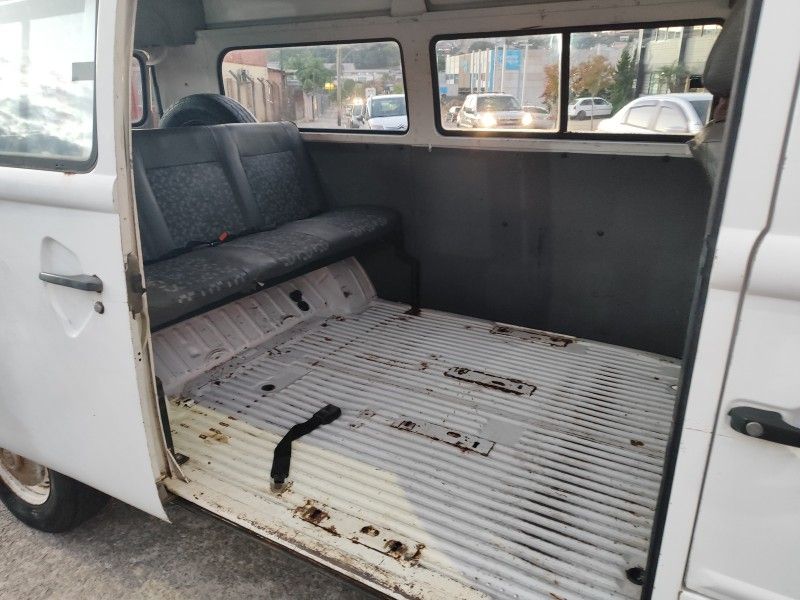 VOLKSWAGEN KOMBI 1.6 MI STD ESCOLAR 8V 3P 2000/2000 HUBNER MULTIMARCAS FARROUPILHA / Carros no Vale