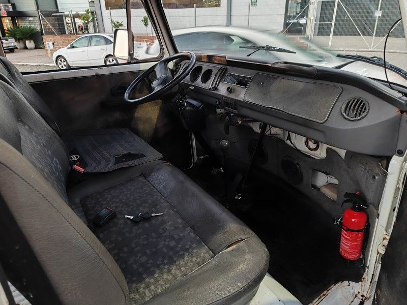 VOLKSWAGEN KOMBI 1.6 MI STD ESCOLAR 8V 3P 2000/2000 HUBNER MULTIMARCAS FARROUPILHA / Carros no Vale