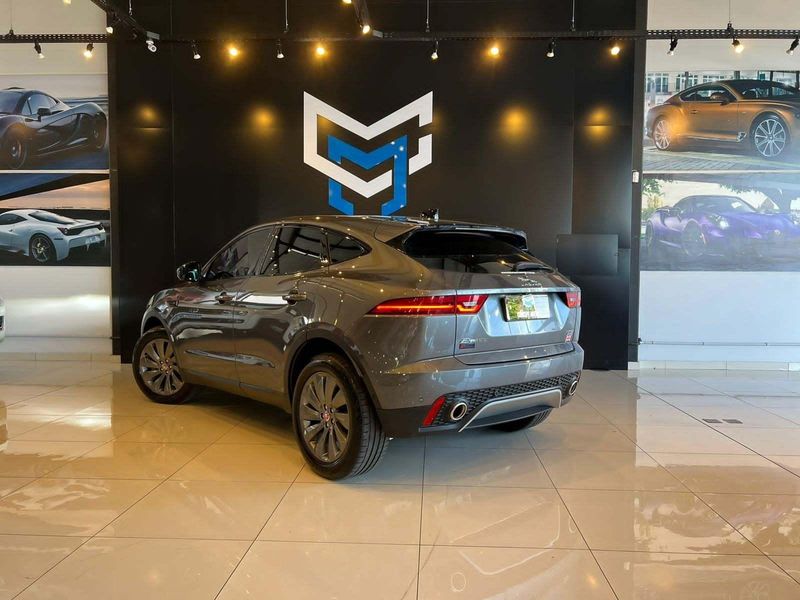 Jaguar E-Pace R-Dyn SE 2.0 AWD 250cv Aut/Flex. 2018/2018 CONCEPT MOTORS PASSO FUNDO / Carros no Vale Jaguar E-Pace R-Dyn SE 2.0 AWD 250cv Aut/Flex. 2018/2018 CONCEPT MOTORS PASSO FUNDO / Carros no Vale