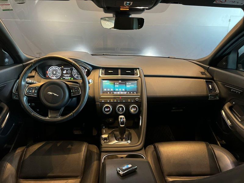 Jaguar E-Pace R-Dyn SE 2.0 AWD 250cv Aut/Flex. 2018/2018 CONCEPT MOTORS PASSO FUNDO / Carros no Vale Jaguar E-Pace R-Dyn SE 2.0 AWD 250cv Aut/Flex. 2018/2018 CONCEPT MOTORS PASSO FUNDO / Carros no Vale