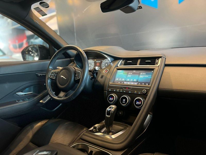 Jaguar E-Pace R-Dyn SE 2.0 AWD 250cv Aut/Flex. 2018/2018 CONCEPT MOTORS PASSO FUNDO / Carros no Vale Jaguar E-Pace R-Dyn SE 2.0 AWD 250cv Aut/Flex. 2018/2018 CONCEPT MOTORS PASSO FUNDO / Carros no Vale