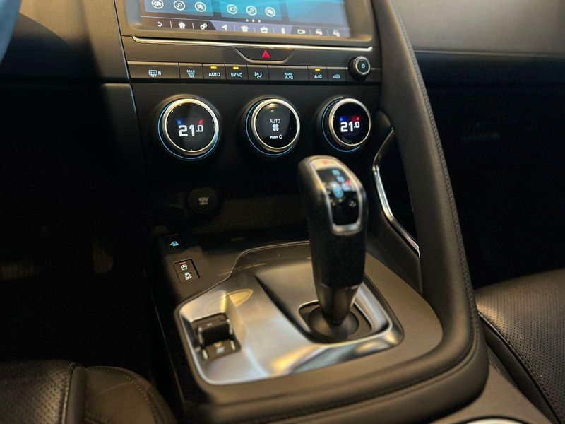 Jaguar E-Pace R-Dyn SE 2.0 AWD 250cv Aut/Flex. 2018/2018 CONCEPT MOTORS PASSO FUNDO / Carros no Vale Jaguar E-Pace R-Dyn SE 2.0 AWD 250cv Aut/Flex. 2018/2018 CONCEPT MOTORS PASSO FUNDO / Carros no Vale