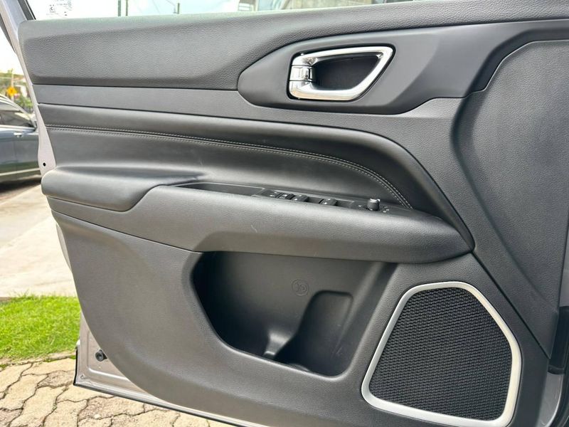 Jeep Compass LONG T270 1.3 TB 4×2 Flex Aut. 2022/2022 CONCEPT MOTORS PASSO FUNDO / Carros no Vale Jeep Compass LONG T270 1.3 TB 4×2 Flex Aut. 2022/2022 CONCEPT MOTORS PASSO FUNDO / Carros no Vale