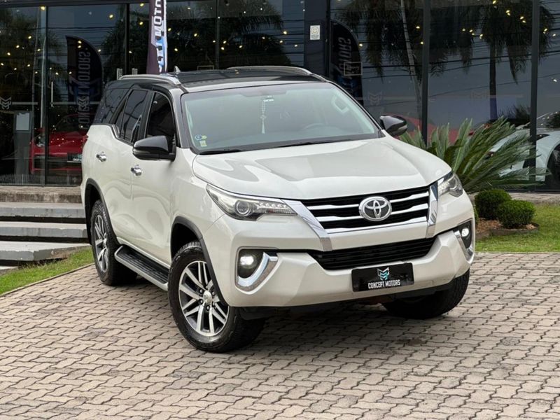 Toyota Hilux SW4 SRX 4×4 2.8 TDI 16V Dies Aut. 2017/2018 CONCEPT MOTORS PASSO FUNDO / Carros no Vale
