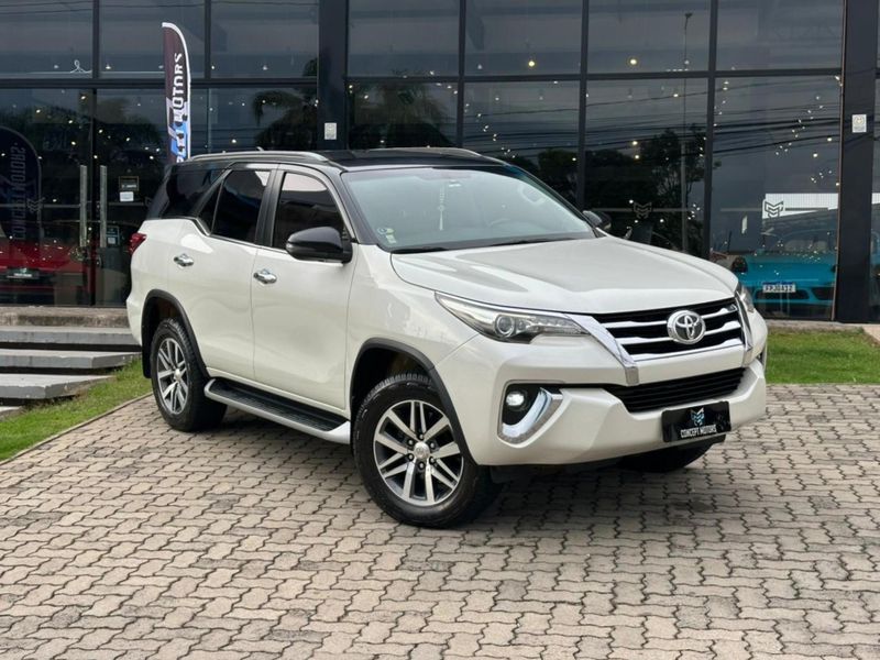 Toyota Hilux SW4 SRX 4×4 2.8 TDI 16V Dies Aut. 2017/2018 CONCEPT MOTORS PASSO FUNDO / Carros no Vale
