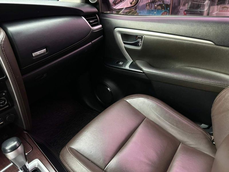 Toyota Hilux SW4 SRX 4×4 2.8 TDI 16V Dies Aut. 2017/2018 CONCEPT MOTORS PASSO FUNDO / Carros no Vale