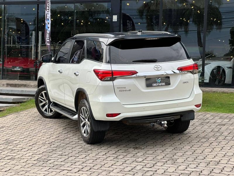 Toyota Hilux SW4 SRX 4×4 2.8 TDI 16V Dies Aut. 2017/2018 CONCEPT MOTORS PASSO FUNDO / Carros no Vale