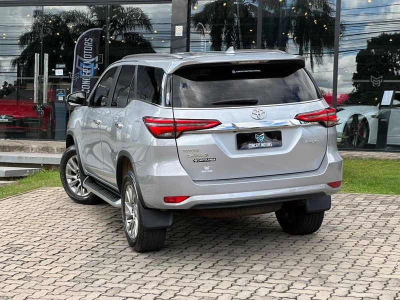 Toyota Hilux SW4 SRX 4×4 2.8 TDI 16V Dies Aut. 2022/2022 CONCEPT MOTORS PASSO FUNDO / Carros no Vale