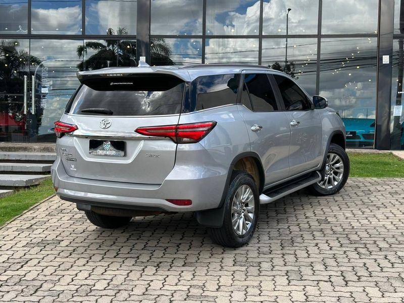 Toyota Hilux SW4 SRX 4×4 2.8 TDI 16V Dies Aut. 2022/2022 CONCEPT MOTORS PASSO FUNDO / Carros no Vale