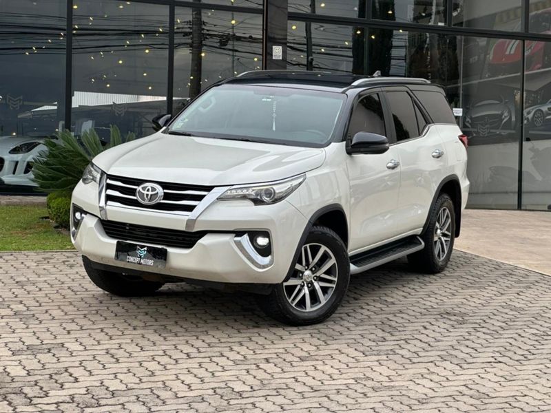 Toyota Hilux SW4 SRX 4×4 2.8 TDI 16V Dies Aut. 2017/2018 CONCEPT MOTORS PASSO FUNDO / Carros no Vale