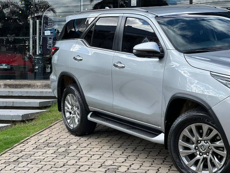 Toyota Hilux SW4 SRX 4×4 2.8 TDI 16V Dies Aut. 2022/2022 CONCEPT MOTORS PASSO FUNDO / Carros no Vale