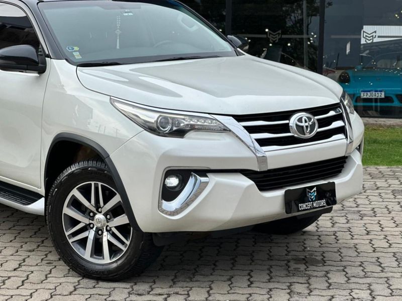 Toyota Hilux SW4 SRX 4×4 2.8 TDI 16V Dies Aut. 2017/2018 CONCEPT MOTORS PASSO FUNDO / Carros no Vale