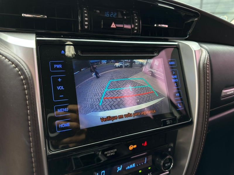 Toyota Hilux SW4 SRX 4×4 2.8 TDI 16V Dies Aut. 2017/2018 CONCEPT MOTORS PASSO FUNDO / Carros no Vale