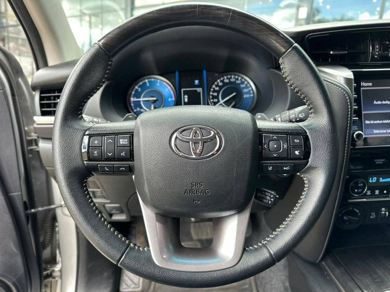 Toyota Hilux SW4 SRX 4×4 2.8 TDI 16V Dies Aut. 2022/2022 CONCEPT MOTORS PASSO FUNDO / Carros no Vale