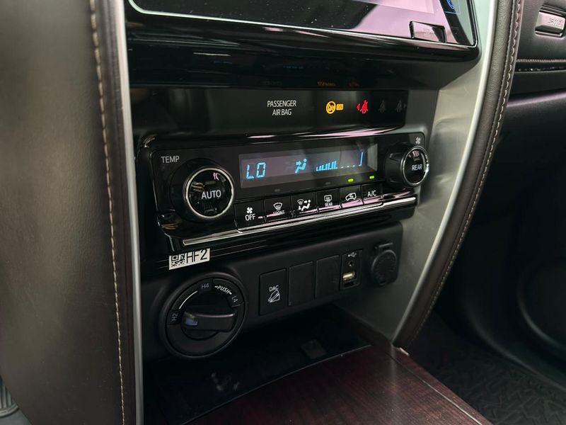 Toyota Hilux SW4 SRX 4×4 2.8 TDI 16V Dies Aut. 2017/2018 CONCEPT MOTORS PASSO FUNDO / Carros no Vale