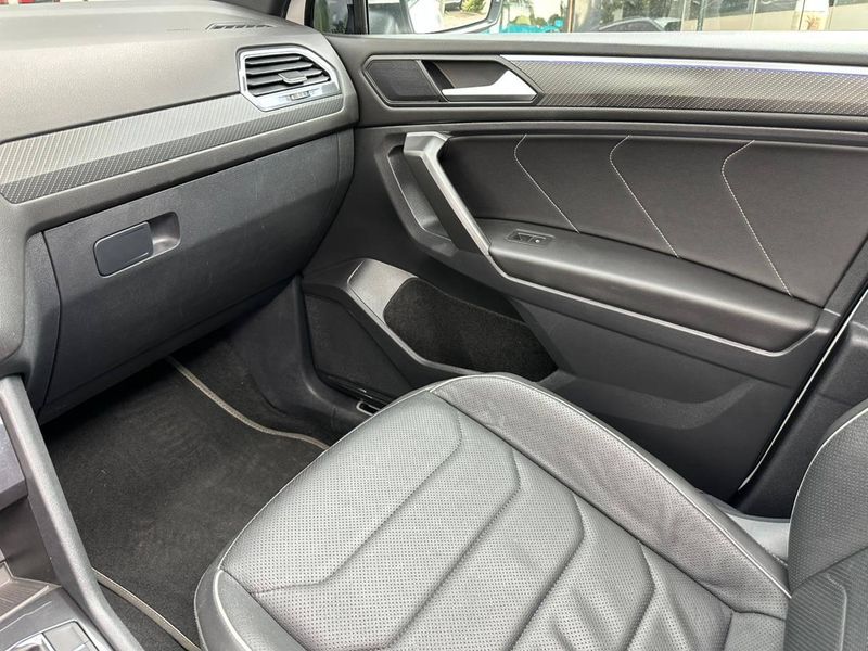 Volkswagen Tiguan Allspac R-Line 300 TSI 2.0 2023/2024 CONCEPT MOTORS PASSO FUNDO / Carros no Vale