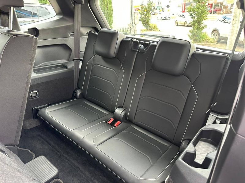 Volkswagen Tiguan Allspac R-Line 300 TSI 2.0 2023/2024 CONCEPT MOTORS PASSO FUNDO / Carros no Vale