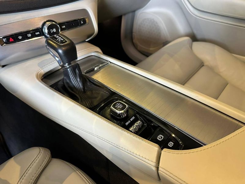 Volvo XC 90 T-6 MOMENTUM 2.0 320cv 5P 2017/2018 CONCEPT MOTORS PASSO FUNDO / Carros no Vale