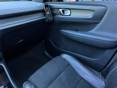 Volvo XC40 T-5 R-DESIGN 2.0 252cv AWD 2019/2020 CONCEPT MOTORS PASSO FUNDO / Carros no Vale