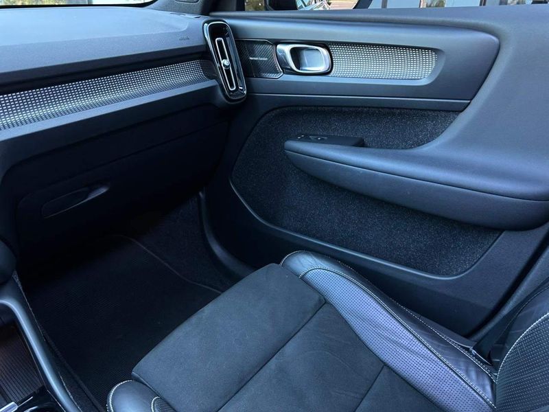 Volvo XC40 T-5 R-DESIGN 2.0 252cv AWD 2019/2020 CONCEPT MOTORS PASSO FUNDO / Carros no Vale Volvo XC40 T-5 R-DESIGN 2.0 252cv AWD 2019/2020 CONCEPT MOTORS PASSO FUNDO / Carros no Vale