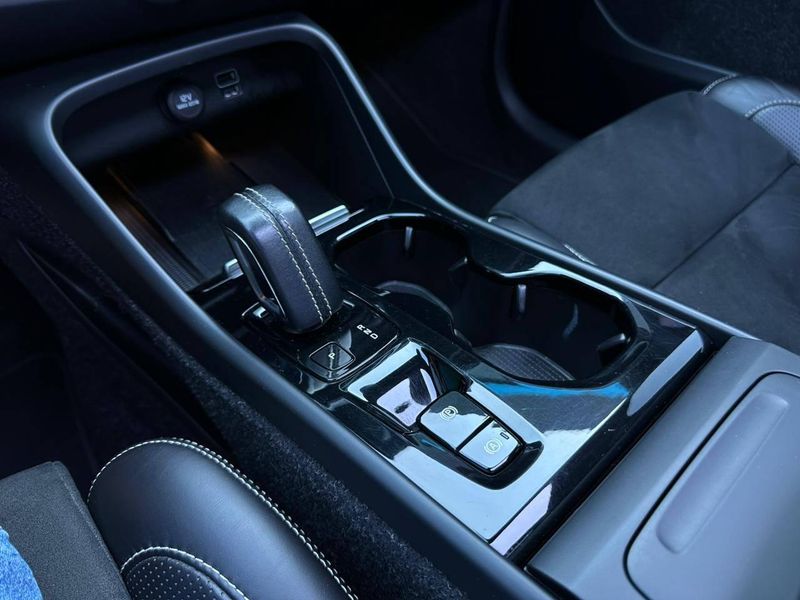 Volvo XC40 T-5 R-DESIGN 2.0 252cv AWD 2019/2020 CONCEPT MOTORS PASSO FUNDO / Carros no Vale Volvo XC40 T-5 R-DESIGN 2.0 252cv AWD 2019/2020 CONCEPT MOTORS PASSO FUNDO / Carros no Vale