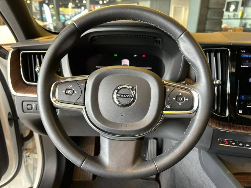 Volvo XC60 T-8 INSC EXPRESS 2.0 (HÃ­brido) 2021/2022 CONCEPT MOTORS PASSO FUNDO / Carros no Vale