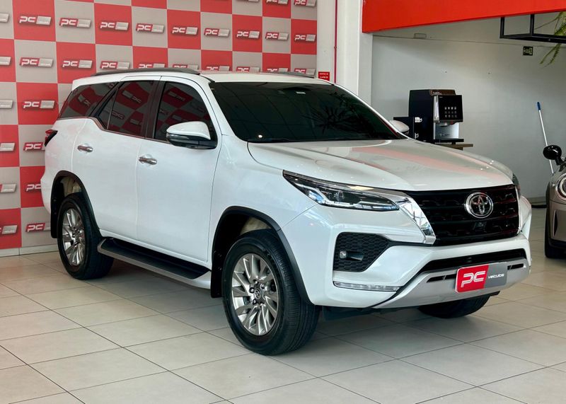 Toyota Hilux SW4 SRX 4×4 2.8 TDI 16V Dies 2023/2024 PC VEÍCULOS SANTA CRUZ DO SUL / Carros no Vale