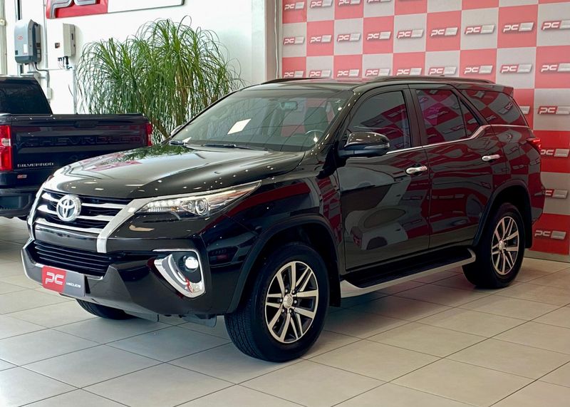 Toyota Hilux SW4 SRX 4×4 2.8 TDI 16V Dies 2017/2018 PC VEÍCULOS SANTA CRUZ DO SUL / Carros no Vale