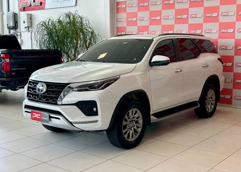 Toyota Hilux SW4 SRX 4×4 2.8 TDI 16V Dies 2023/2024 PC VEÍCULOS SANTA CRUZ DO SUL / Carros no Vale