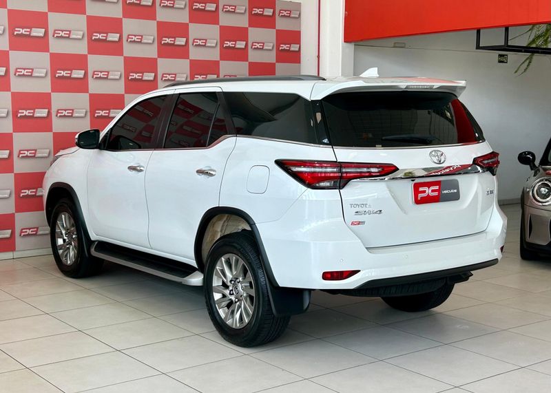 Toyota Hilux SW4 SRX 4×4 2.8 TDI 16V Dies 2023/2024 PC VEÍCULOS SANTA CRUZ DO SUL / Carros no Vale