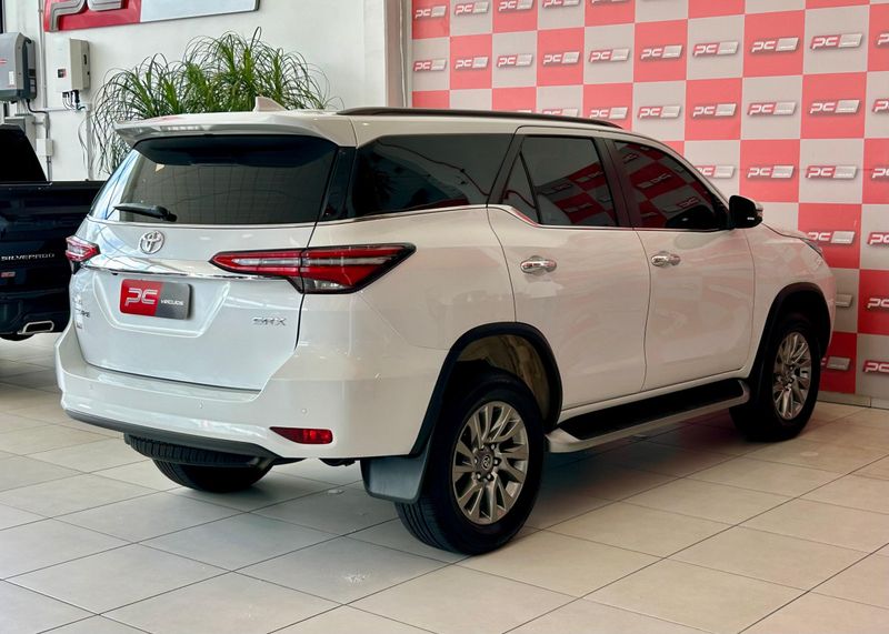 Toyota Hilux SW4 SRX 4×4 2.8 TDI 16V Dies 2023/2024 PC VEÍCULOS SANTA CRUZ DO SUL / Carros no Vale