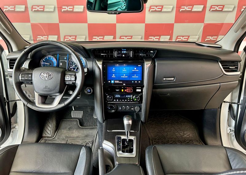 Toyota Hilux SW4 SRX 4×4 2.8 TDI 16V Dies 2023/2024 PC VEÍCULOS SANTA CRUZ DO SUL / Carros no Vale