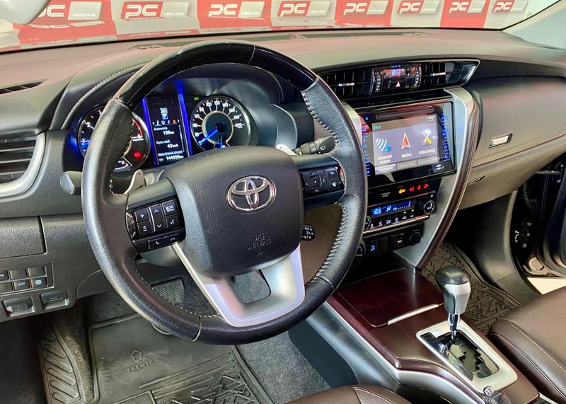 Toyota Hilux SW4 SRX 4×4 2.8 TDI 16V Dies 2017/2018 PC VEÍCULOS SANTA CRUZ DO SUL / Carros no Vale