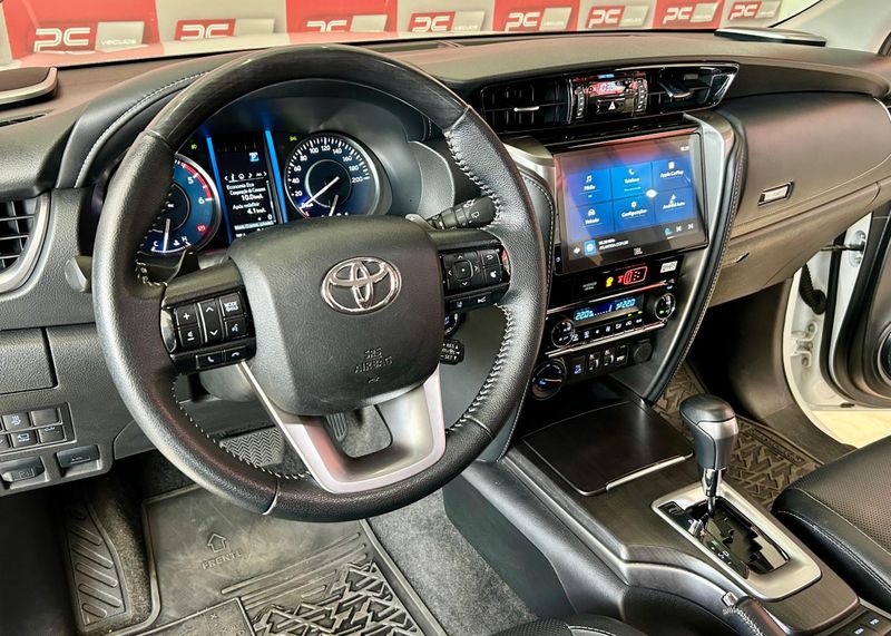 Toyota Hilux SW4 SRX 4×4 2.8 TDI 16V Dies 2023/2024 PC VEÍCULOS SANTA CRUZ DO SUL / Carros no Vale