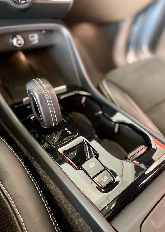 Volvo XC 40 T-5 R-DESIGN 2.0 252cv AWD 2019/2020 PC VEÍCULOS SANTA CRUZ DO SUL / Carros no Vale