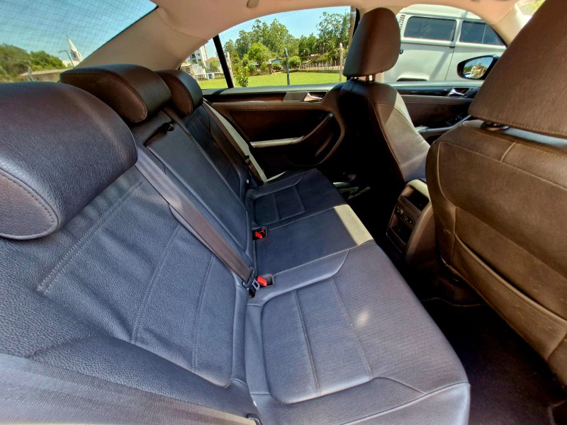 VOLKSWAGEN JETTA 2.0 TRENDLINE FLEX 4P TIPTRONIC 2011/2011 CRUZEIRO MULTIMARCAS CRUZEIRO DO SUL / Carros no Vale