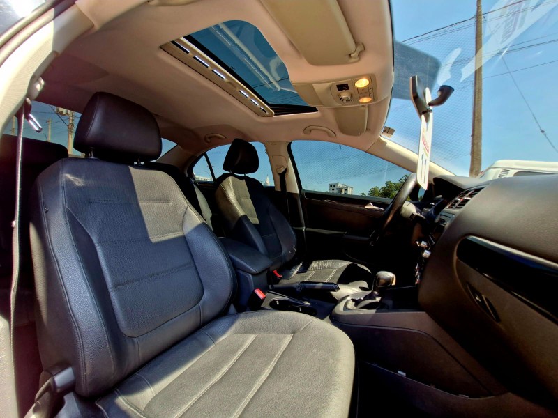 VOLKSWAGEN JETTA 2.0 TRENDLINE FLEX 4P TIPTRONIC 2011/2011 CRUZEIRO MULTIMARCAS CRUZEIRO DO SUL / Carros no Vale