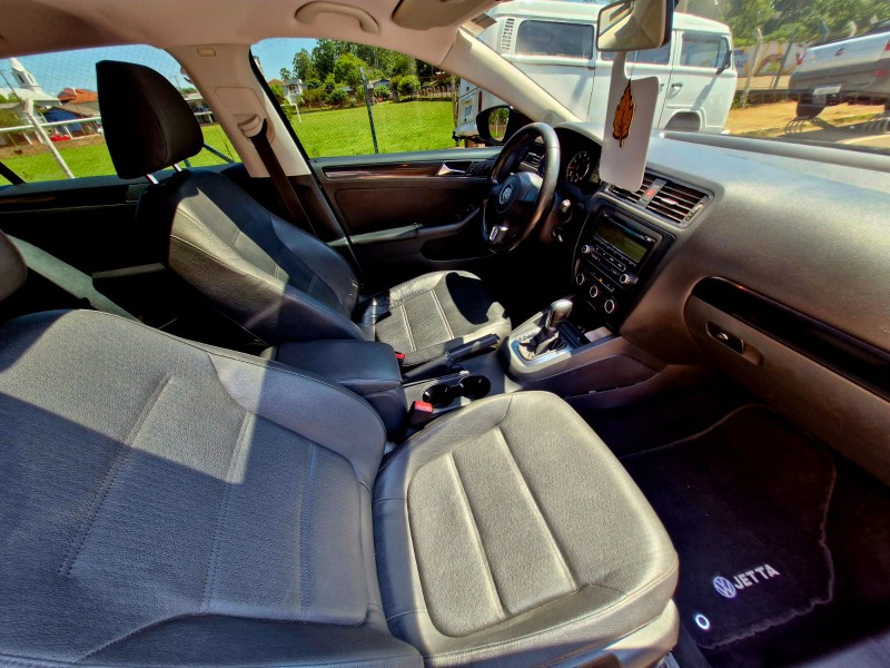 VOLKSWAGEN JETTA 2.0 TRENDLINE FLEX 4P TIPTRONIC 2011/2011 CRUZEIRO MULTIMARCAS CRUZEIRO DO SUL / Carros no Vale