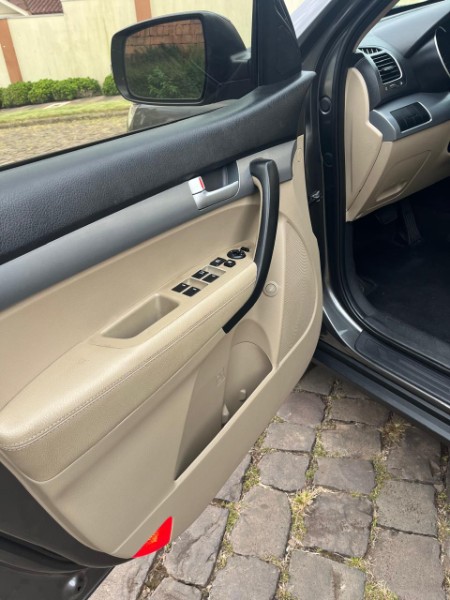 KIA SORENTO 2.4 EX2 4X2 16V 2015/2015 TIAGO AUTOMÓVEIS VENÂNCIO AIRES / Carros no Vale