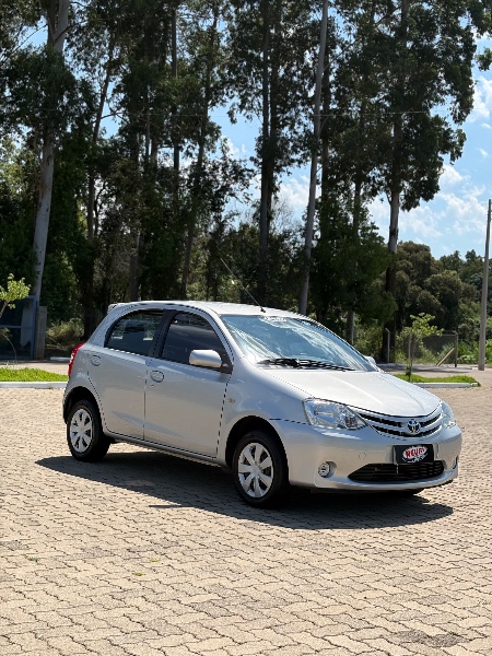 TOYOTA ETIOS 1.3 XS 2013 2013/2013 NEURI VEÍCULOS LAJEADO / Carros no Vale