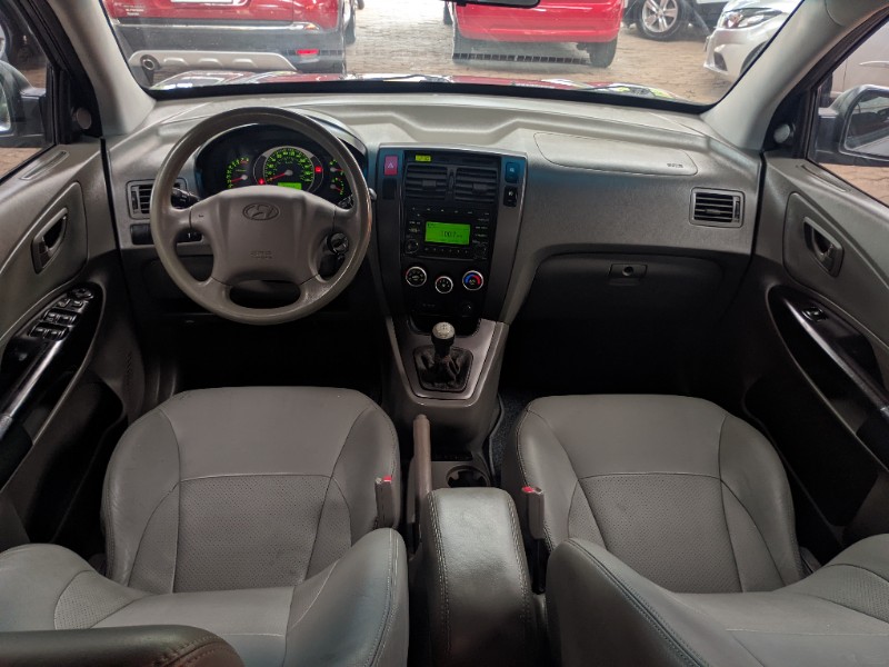 HYUNDAI TUCSON GL 2.0 16V MEC. 2010/2011 RICARDO VEÍCULOS TEUTÔNIA / Carros no Vale
