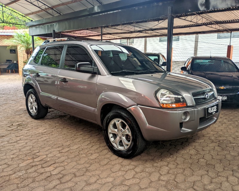 HYUNDAI TUCSON GL 2.0 16V MEC. 2010/2011 RICARDO VEÍCULOS TEUTÔNIA / Carros no Vale