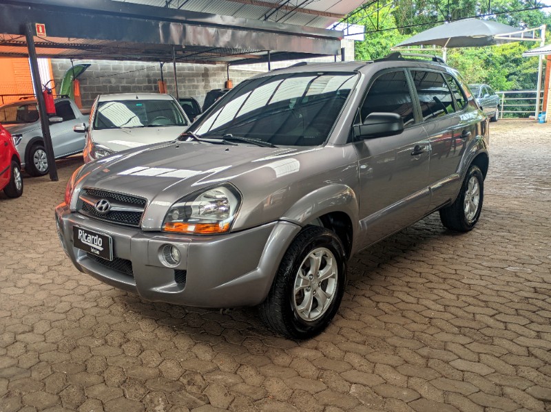 HYUNDAI TUCSON GL 2.0 16V MEC. 2010/2011 RICARDO VEÍCULOS TEUTÔNIA / Carros no Vale