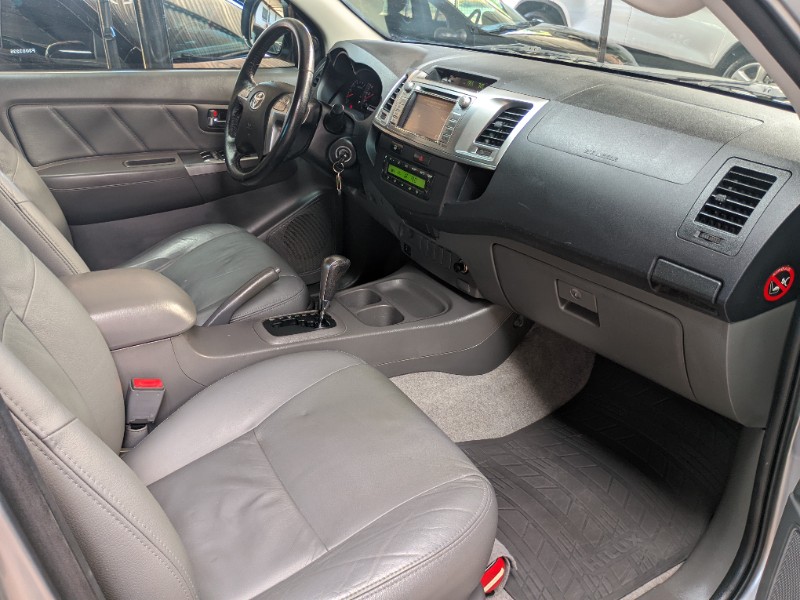 TOYOTA HILUX 2.7 SRV 4X2 CD 16V FLEX 4P AUTOMÁTICO 2014/2015 RICARDO VEÍCULOS TEUTÔNIA / Carros no Vale