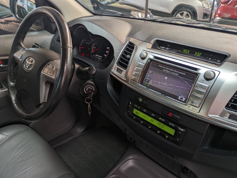 TOYOTA HILUX 2.7 SRV 4X2 CD 16V FLEX 4P AUTOMÁTICO 2014/2015 RICARDO VEÍCULOS TEUTÔNIA / Carros no Vale