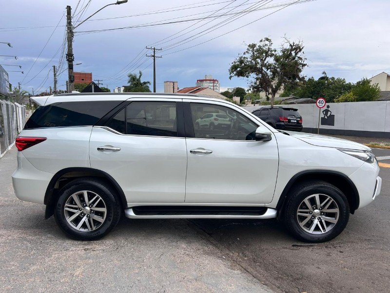 TOYOTA HILUX SW4 SRX 4X4 2.8 TDI 16V DIES 2018/2018 LS MULTIMARCAS VENÂNCIO AIRES / Carros no Vale