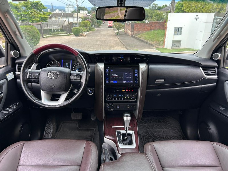 TOYOTA HILUX SW4 SRX 4X4 2.8 TDI 16V DIES 2018/2018 LS MULTIMARCAS VENÂNCIO AIRES / Carros no Vale